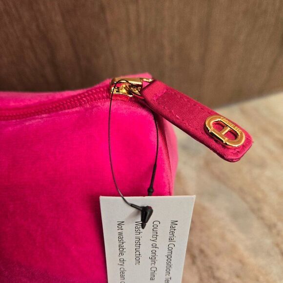 NWT cosmetic bag - Picture 1 of 3